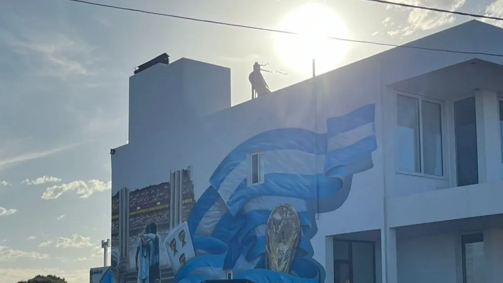 El sol, Messi y Maradona: un mural que diariamente se convierte en postal