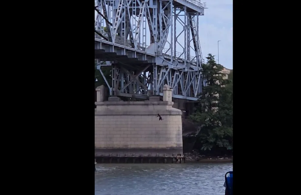 Jóvenes en un acto de imprudencia total al lanzarse del puente viejo: mirá el video