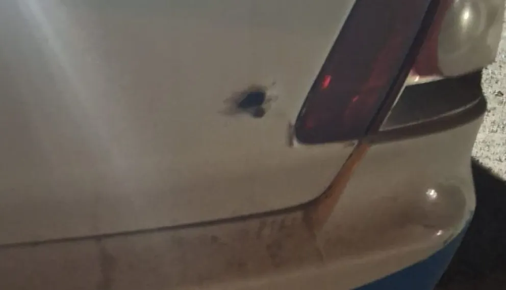 Ataque en manada contra la Policía: apedrearon y le pegaron un tiro a un patrullero