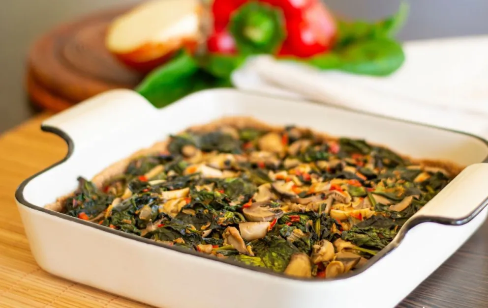 Tarta de acelga, pollo y hongos: un almuerzo práctico y muy rico