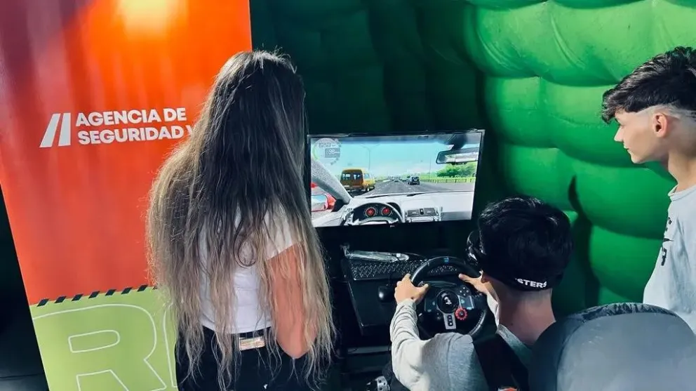 Montaron un simulador de manejo en Las Grutas para crear conciencia en los jóvenes