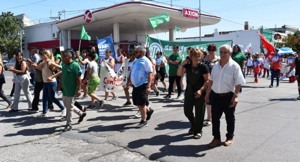 El intendente Marino se sumó a la marcha en repudio a Milei