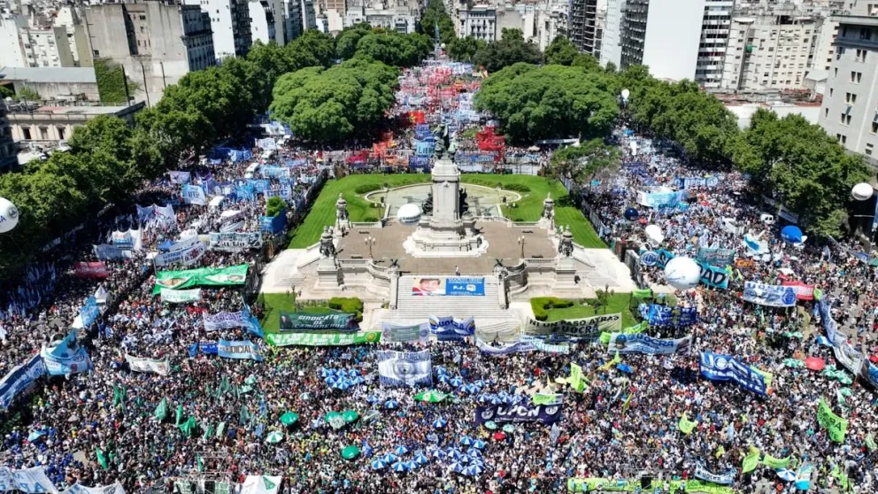 Paro general de la CGT: miles de personas se movilizaron en la Plaza Congreso contra el Gobierno