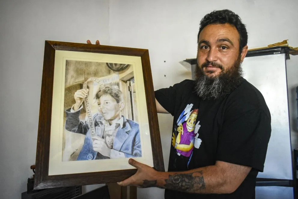 Simón Salamida es dibujante, muralista, pero también actor crítico social 