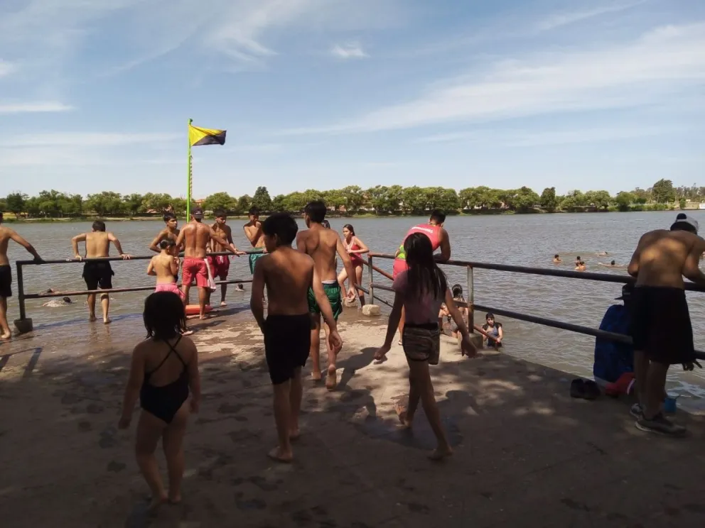 Con el termómetro en rojo, un aluvión buscó refrescarse en las playas del río Negro