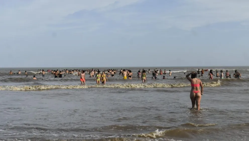 Masiva concurrencia a El Cóndor en otro día de calor sofocante 