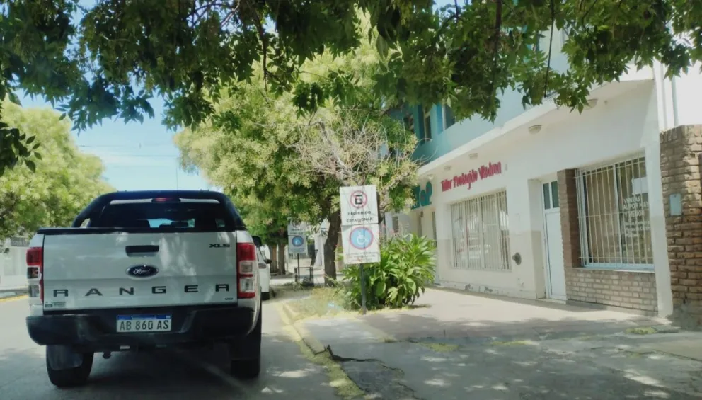 Una camioneta estacionada en el Taller Protegido Viedma generó indignación: las tres advertencias que ignoró 