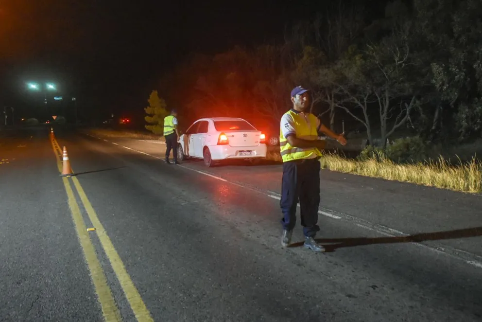 La Policía controla a fondo en la Ruta 1 y se desarticuló una fiesta clandestina en El Espigón