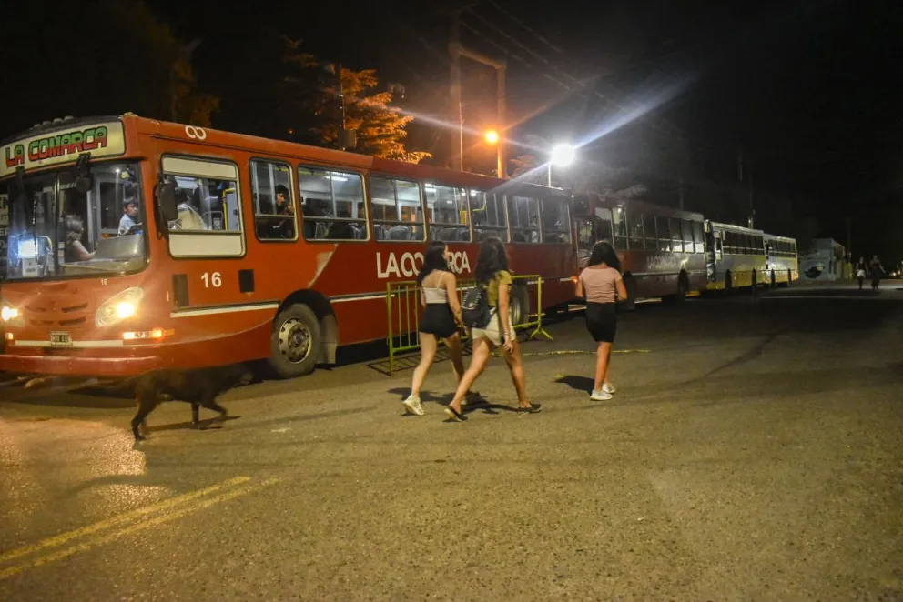 Los micros volvieron cargados desde El Cóndor en la segunda noche de la fiesta tras el malentendido inicial 