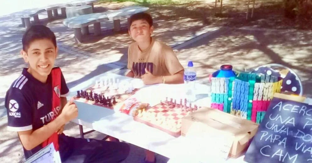 Un vecino comenzó una colecta para cumplir el sueño de dos niños ajedrecistas