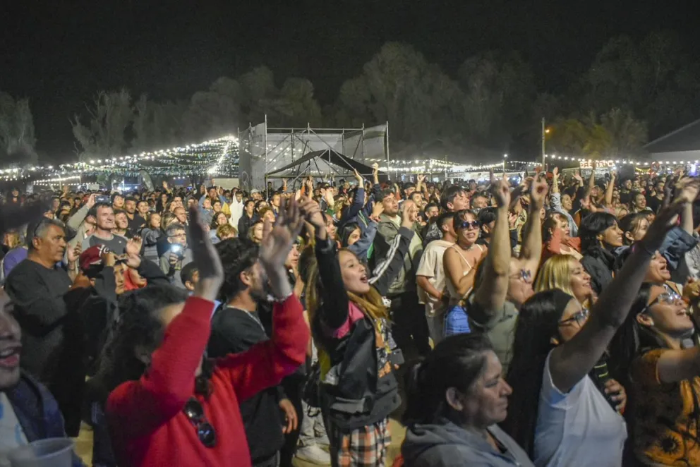 La tercera noche cerró entre acordes de The Beatles y flamenco