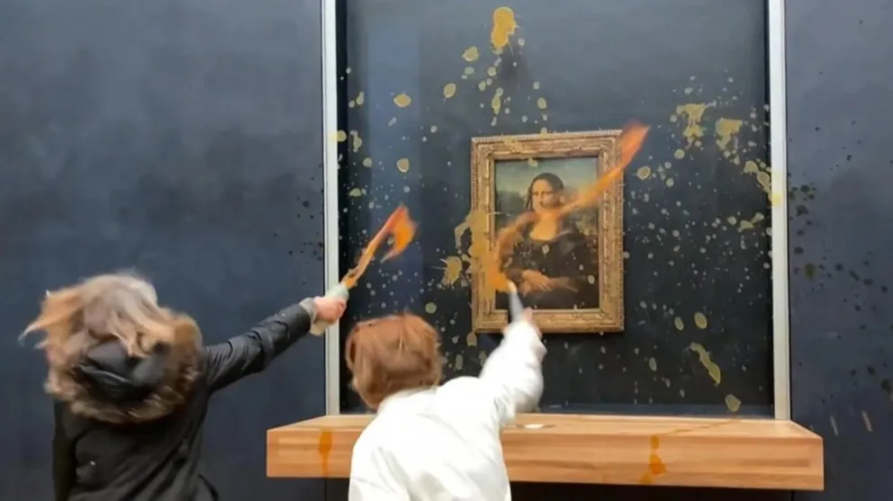 Video: activistas le arrojaron sopa a La Gioconda en el Museo del Louvre