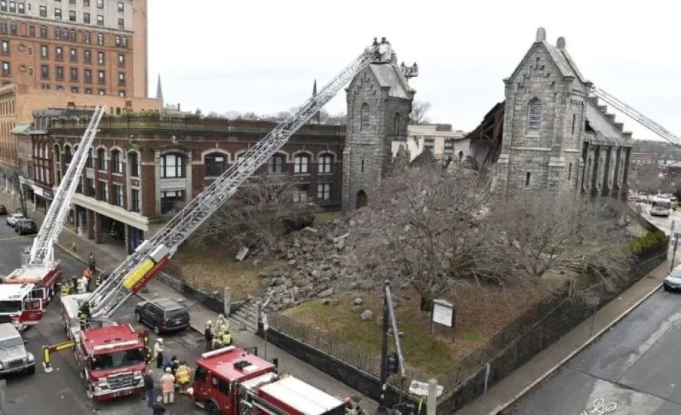Video: imágenes del momento en que colapsa parte del techo de una histórica iglesia