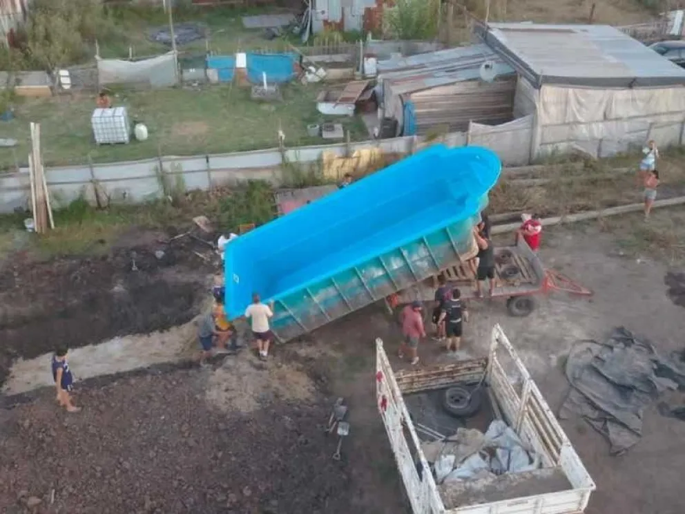 Insólito: robaron una pileta y la instalaron en un terreno tomado