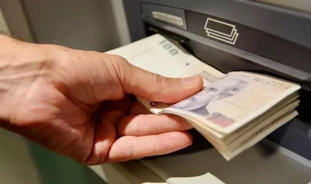 Milei canceló el adelanto de fondos al Banco Nación y peligran los salarios de los empleados públicos 