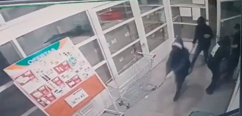 Video: entraron a robar a un supermercado en Bariloche y huyeron con más de 10 millones de pesos