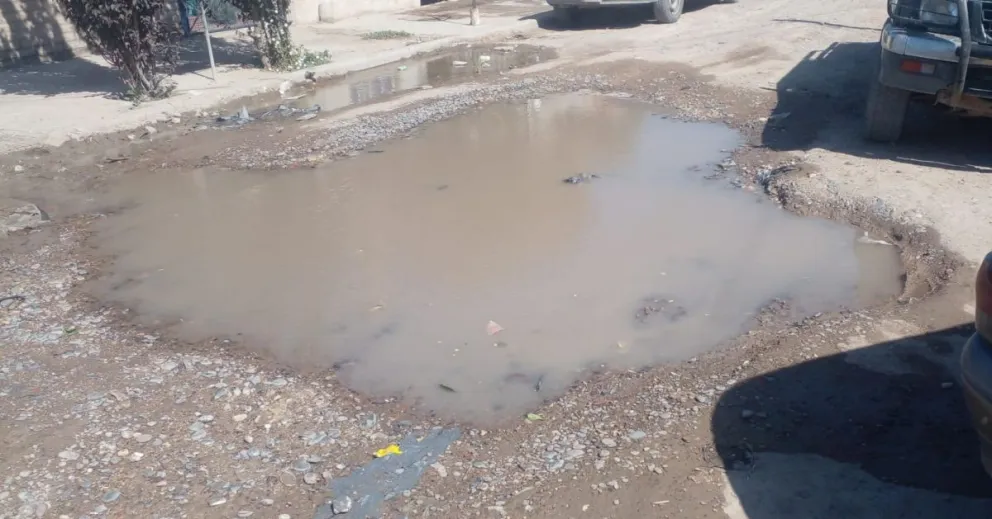 Un pozo de grandes dimensiones en el Lavalle ya dejó varios autos rotos