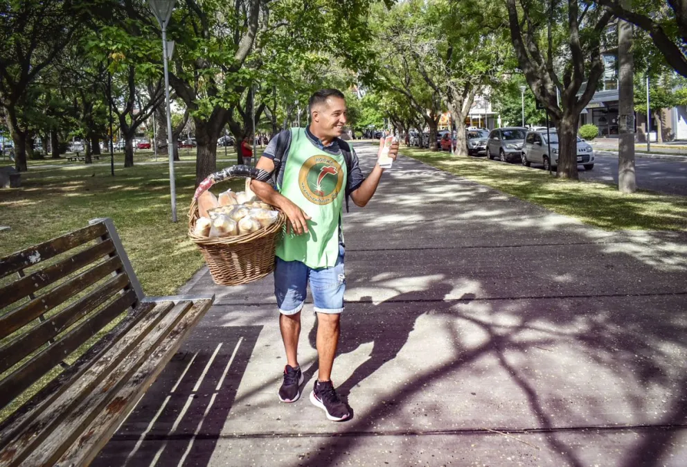 Matías vende pan para zafar de las drogas