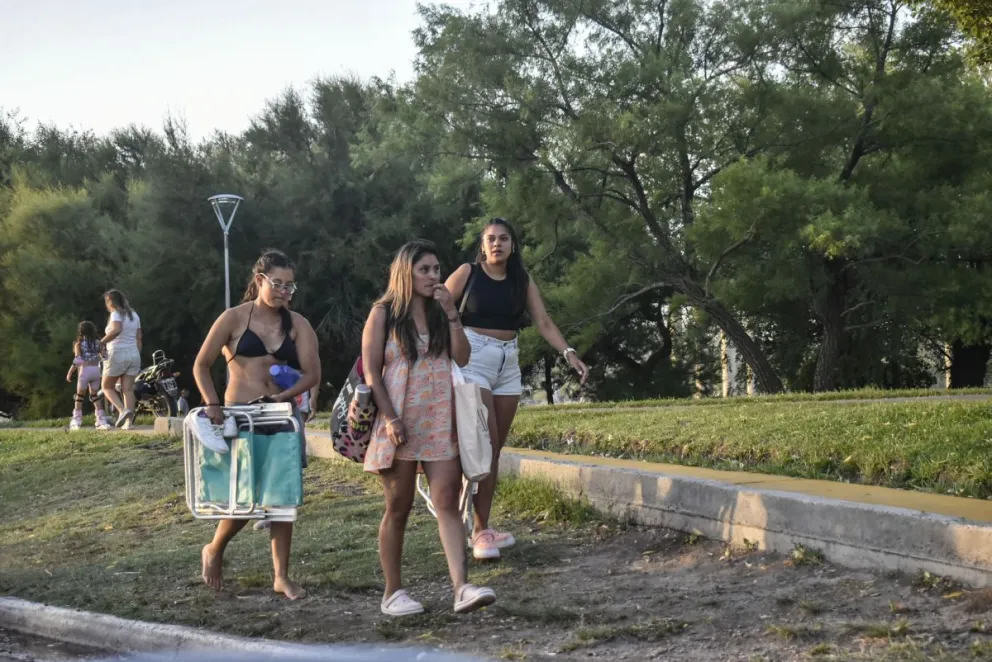 Continúa el calorón en la Comarca y el piberío elige la costanera