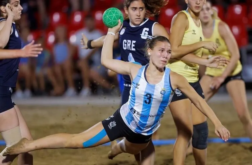 Una jugadora de Selección vende tortas fritas para participar de un torneo