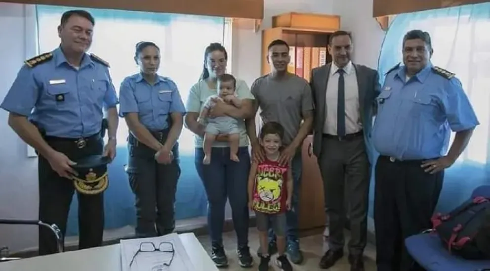 Emotivo reconocimiento a la policía que le realizó RCP a una bebe de 4 meses