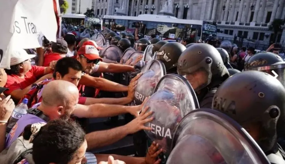 Ley Ómnibus: la gendarmería reprimió a manifestantes frente al Congreso Nacional
