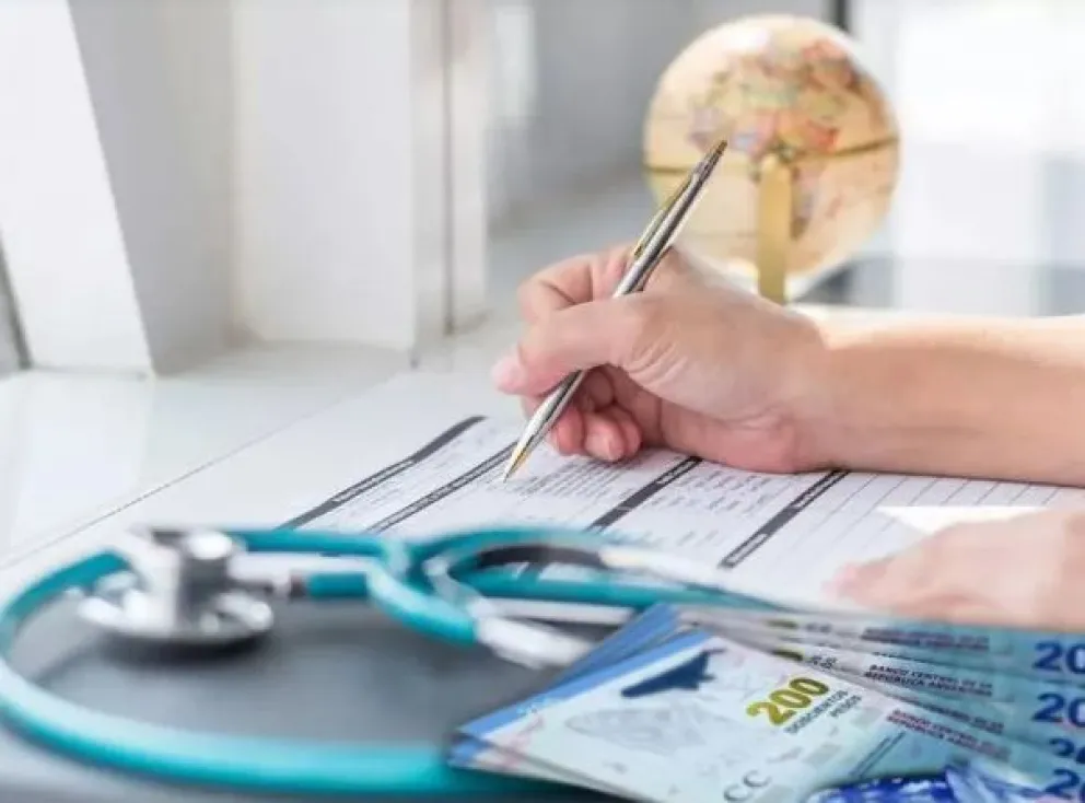 Justicia suspende DNU que desregula aumentos en prepagas