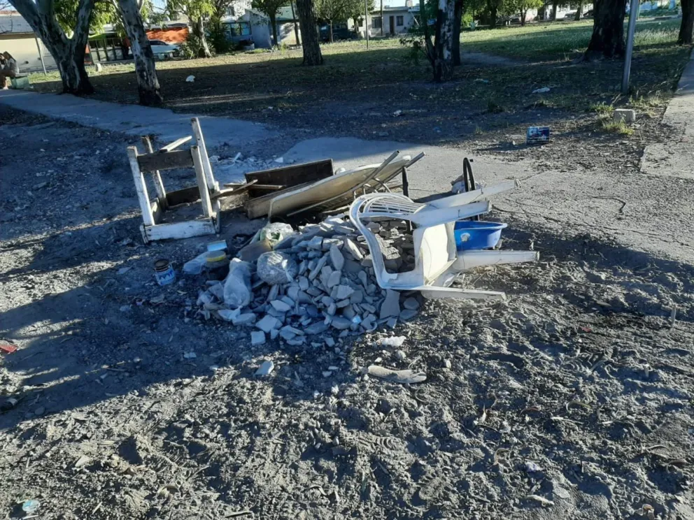Amenazan con escrachar a vecinos que sigan ensuciando la plazoleta