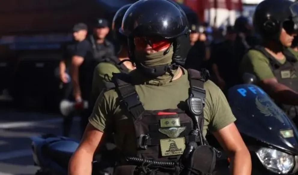 Protocolo antipiquetes: polémica por efectivo policial con bandera libertaria en su uniforme