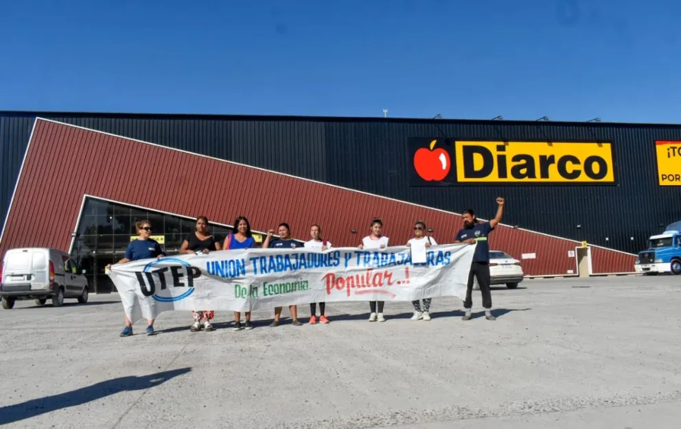 Organizaciones sociales recorren supermercados de Viedma pidiendo alimentos: “Que se enfoquen en los últimos de la fila”