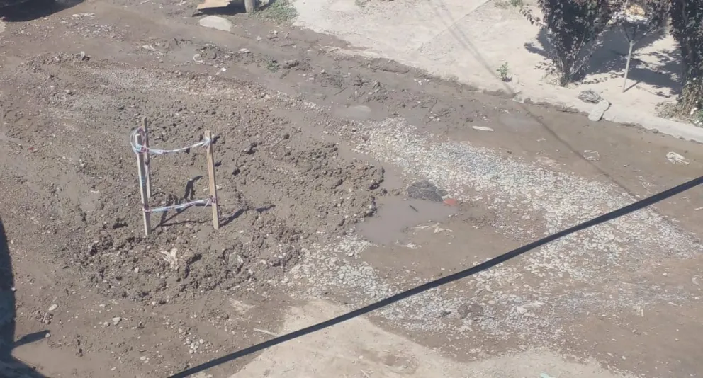 Vecinos del Lavalle celebraron el arreglo del pozo en plena calle con aguas servidas 