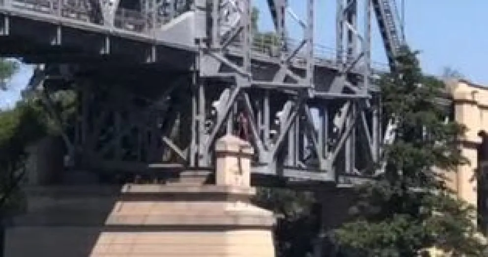 Otra vez la misma historia: jóvenes desafían al peligro y saltan desde el puente