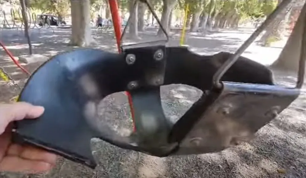 Vecino indignado por juegos rotos: “A esto se dedican”