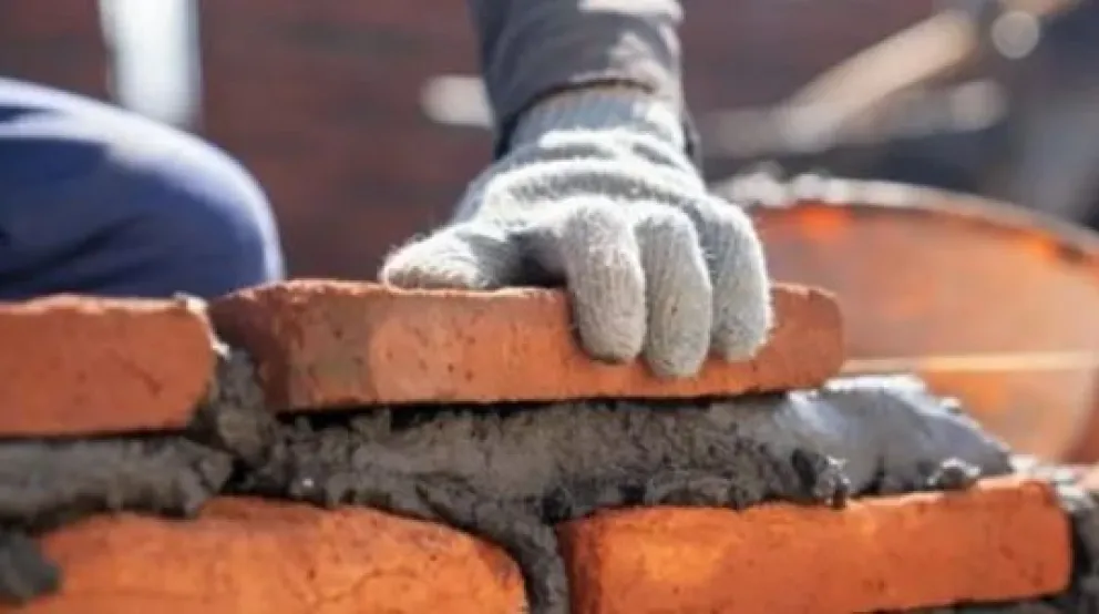 Construcción en crisis: miles de empleos en peligro y obras paralizadas