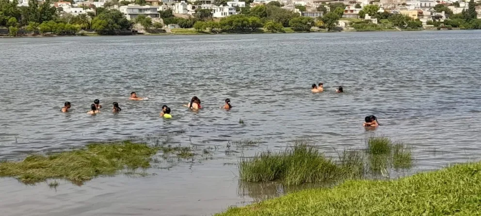 El calor agobia y miles buscaron refugio en las márgenes norte y sur del río Negro