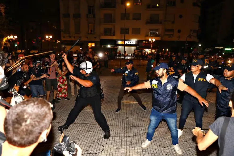 Hubo nuevos incidentes fuera del Congreso: aplicaron el protocolo antipiquetes con gases y balas de goma