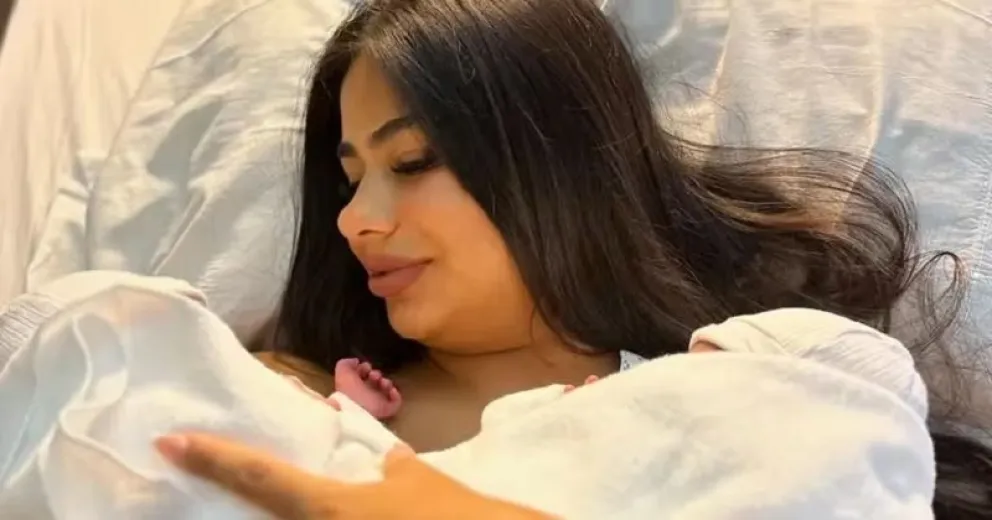 La dulce diferencia entre las gemelas recién nacidas de Daniela Celis