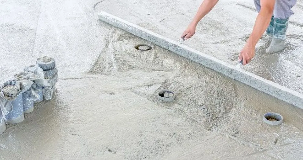 Un viedmense compró dos casas prefabricadas, le hicieron mal la platea y encima le abandonaron la obra