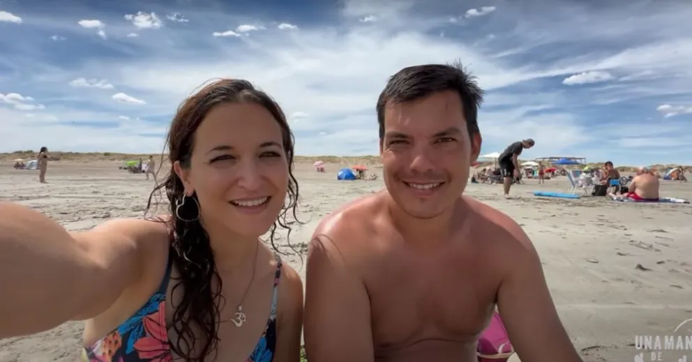 La pareja de viajeros que pasó por la Comarca visitó Las Grutas y Playas Doradas: ¿Cuál les gustó más? 