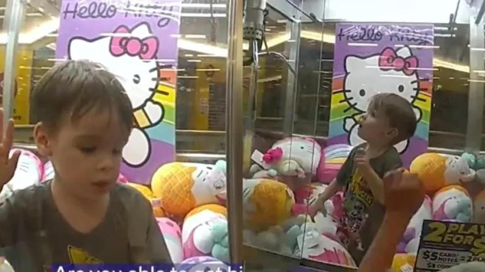 Video: un nene se metió dentro de una máquina de peluches y debieron romper el vidrio para sacarlo