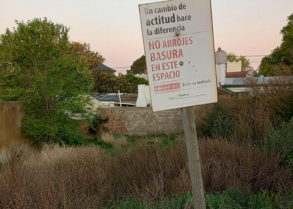 Un baldío se convirtió en basurero urbano y hay quejas de los vecinos 