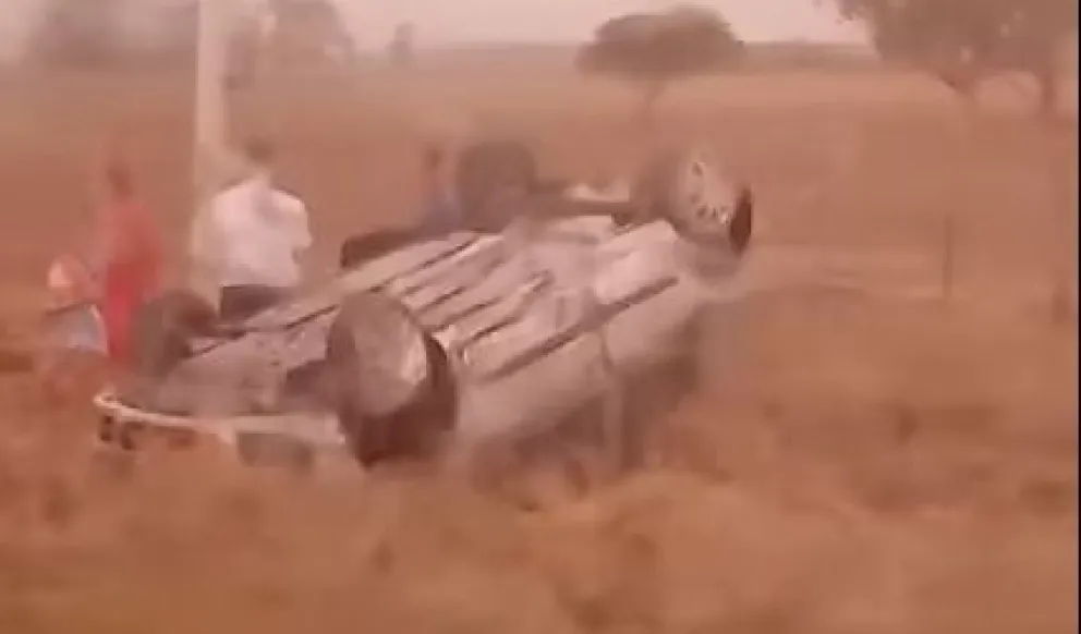 La ruta mojada por la lluvia y una curva peligrosa provocaron el vuelco de un auto