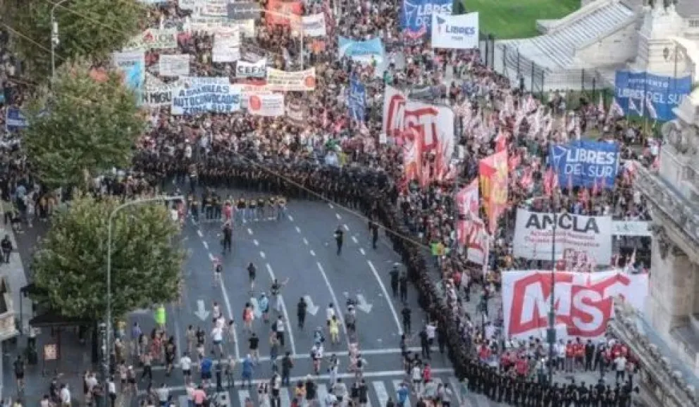Tercer día consecutivo de marchas en rechazo a la Ley Ómnibus 