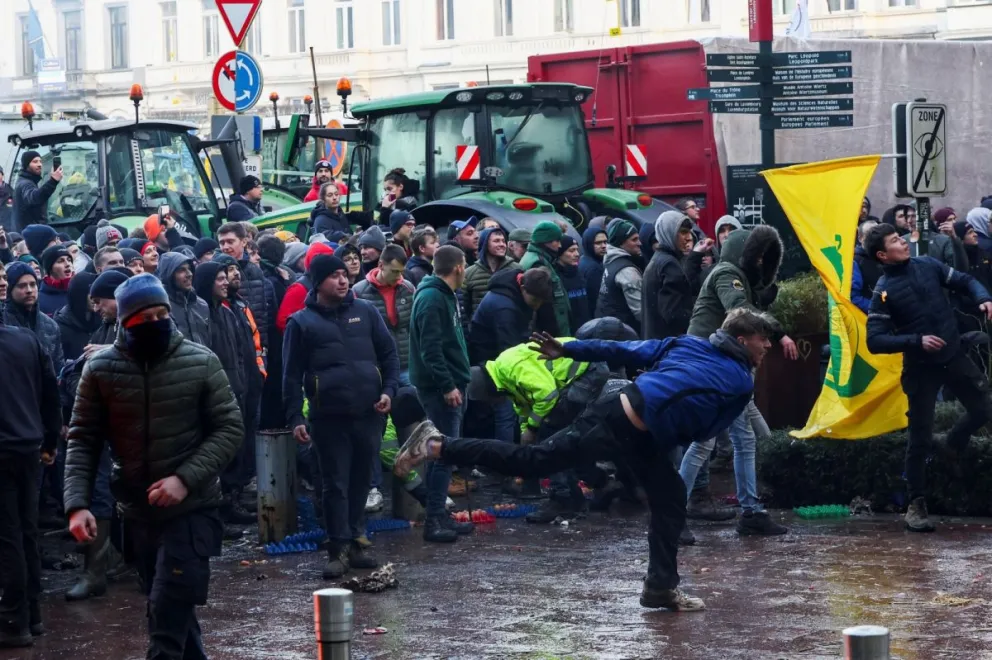Protesta agricultores europeos: hogueras, huevazos y caos en Bruselas