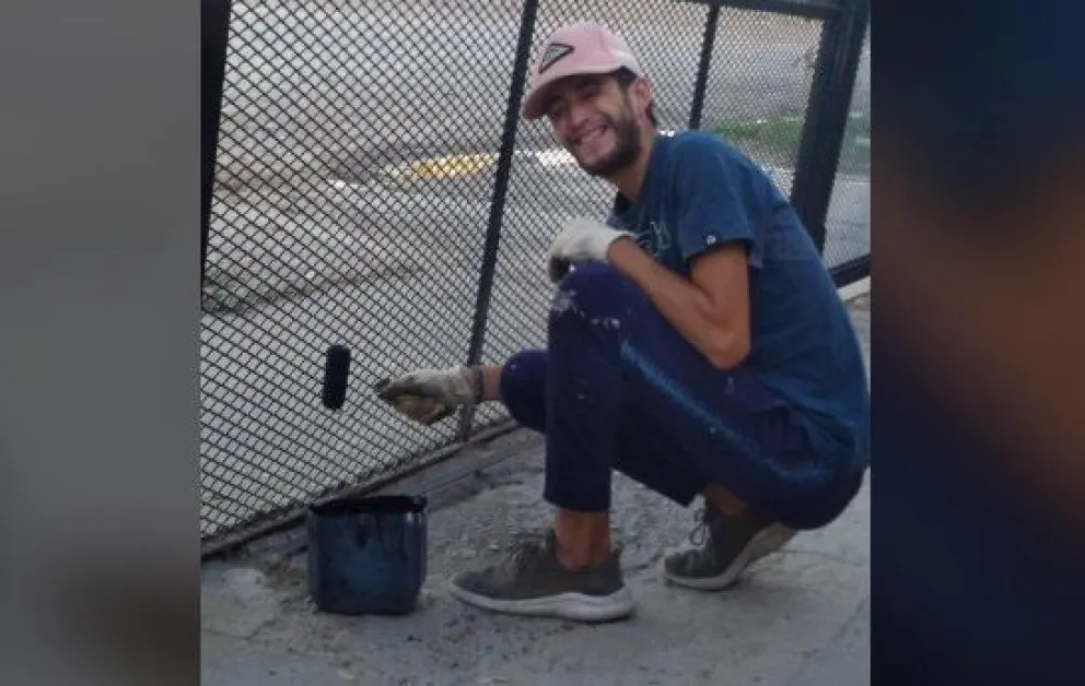 El trabajo dignifica: un hombre está a punto de ser padre y se ofreció para changas y vende tortas de su propia elaboración