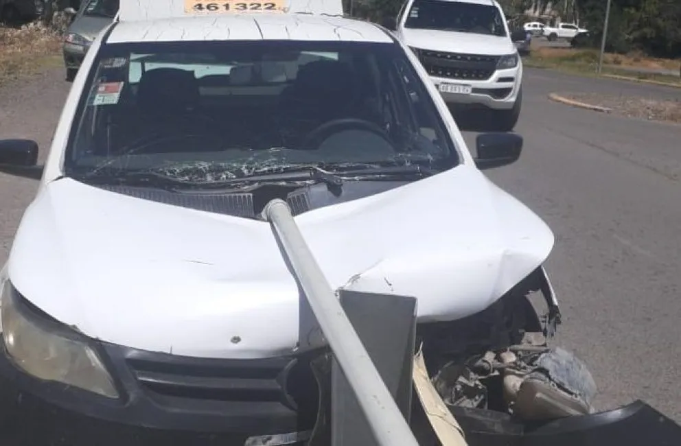 Desgracia con suerte: un taxista sufrió un desperfecto mecánico y chocó contra un guardarraíl a metros del Puente Viejo