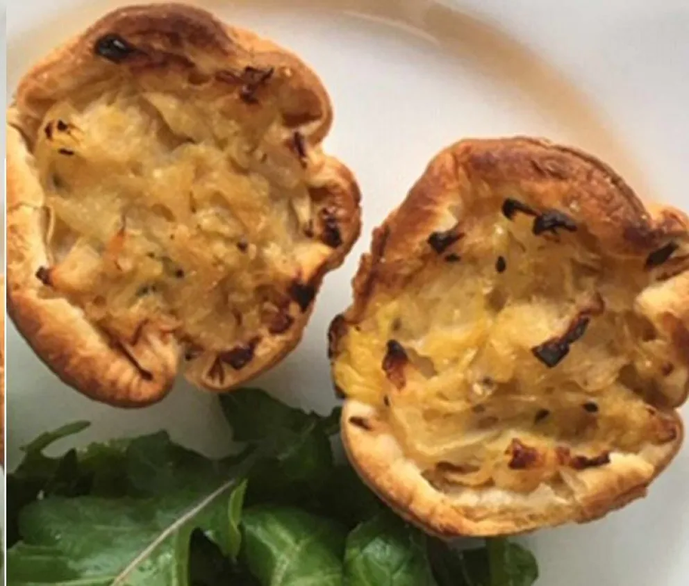 Delicias caseras: Empanadas y tartas con relleno de cebolla y repollo