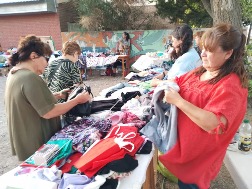 Los emprendedores ofrecen sus productos y los vecinos buscan precios accesibles 