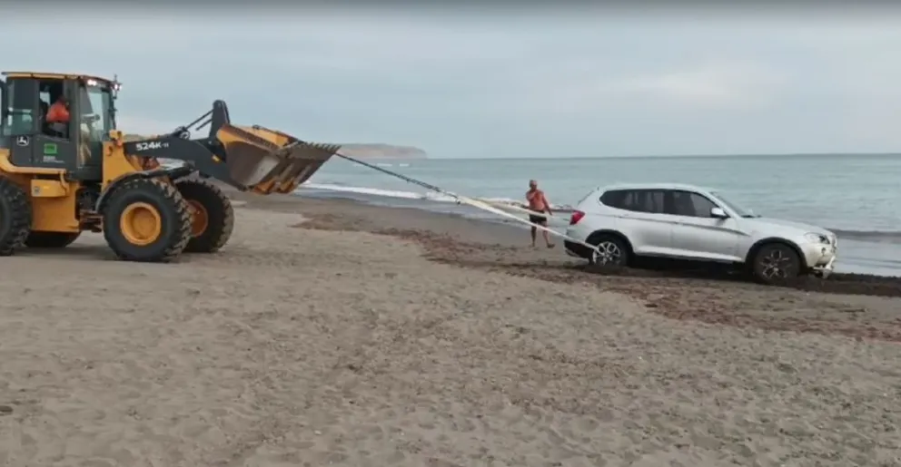 Video: un vehículo de alta gama casi fue llevado por el mar en Bahía Creek