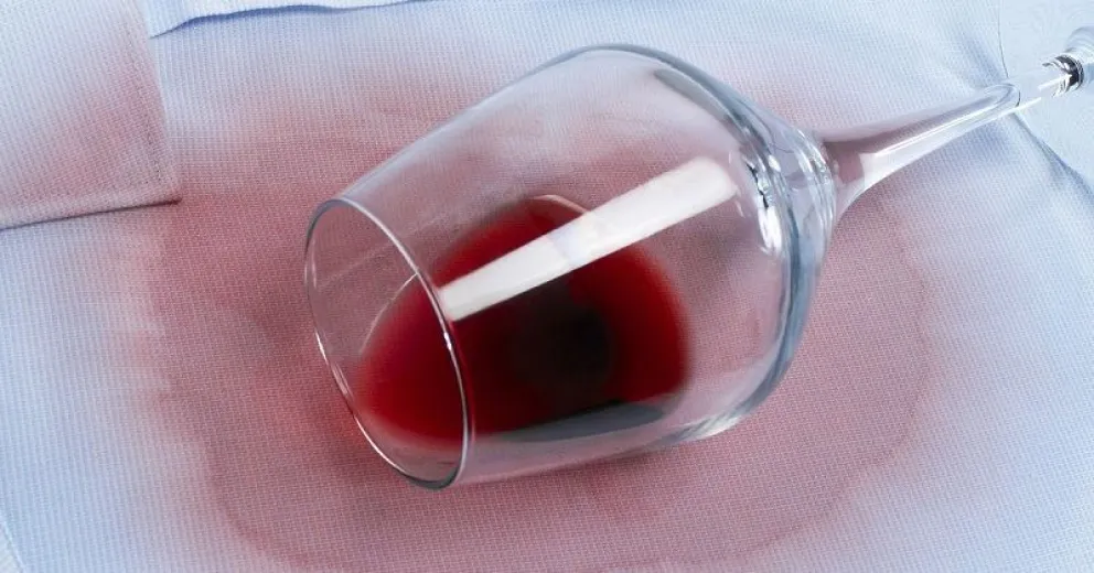 El eficiente truco casero para eliminar manchas de vino con leche